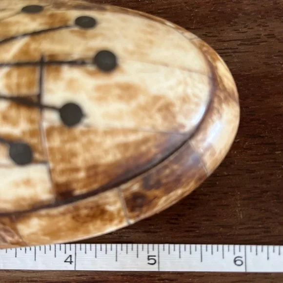 Ivory covered wood oval artesanal box - Picture 5 of 6